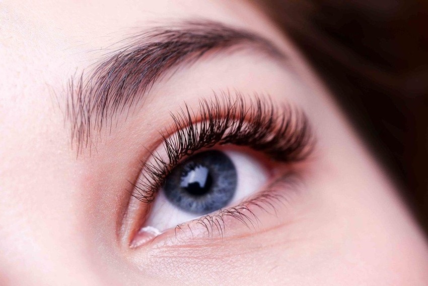 Эффекты наращивания ресниц с вытяжением внешнего края для девушек с круглыми глазами