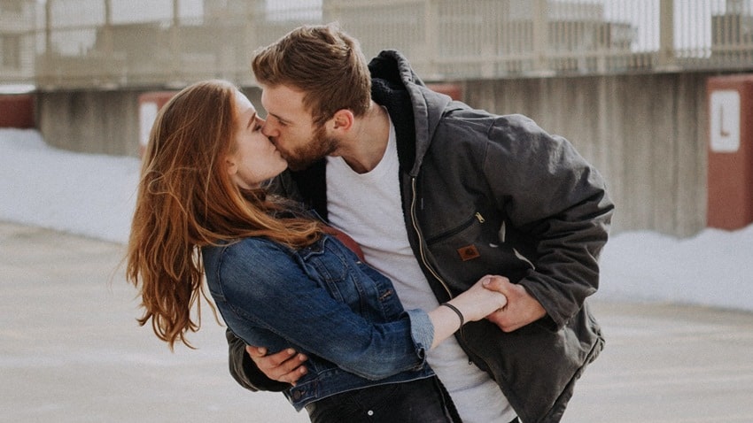 Мужское и женское мнения о поцелуе и изменах